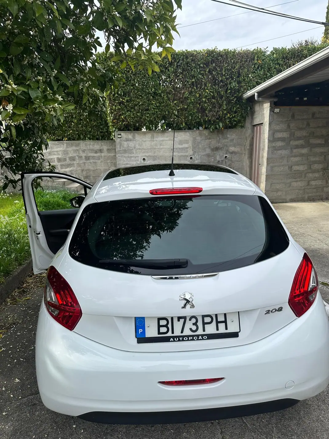 Peugeot 208 2012 - 8000 EUR, 170000 km - AUTO.MOTO.pt - 170000km - foto 5 de 8