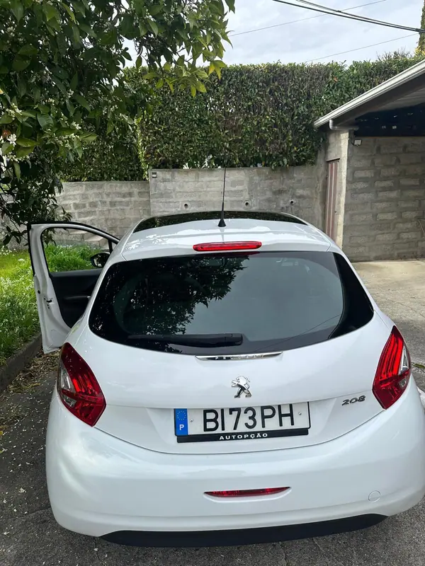 Peugeot 208 2012 - 8000 EUR, 170000 km - AUTO.MOTO.pt - 170000km - foto 5 de 8