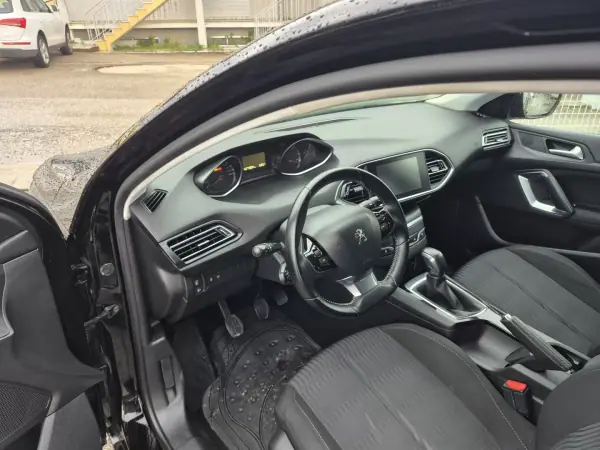 Peugeot 308 SW 2016 - 9500 EUR, 276600 km - AUTO.MOTO.pt - 276600km - foto 6 de 12