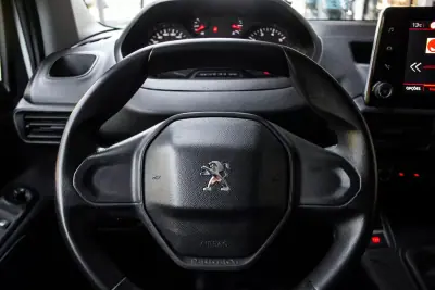 Peugeot Partner 1.5 Blue HDI 100 S&S Premium 2021 - 12990 EUR, 71659 km - AUTO.MOTO.pt - 71659km - foto 9 de 31