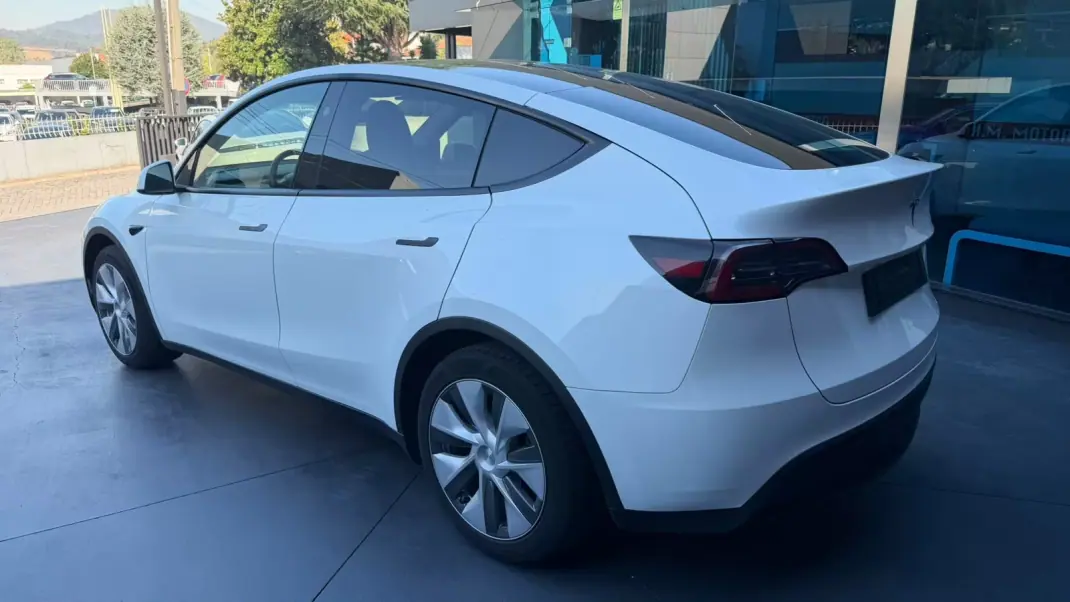 Tesla Model Y 2024 - 38500 EUR, 57000 km - 57000km - foto 4 de 9