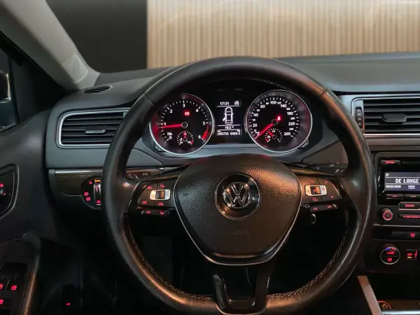 Volkswagen Jetta 2015 - 8950 EUR, 305000 km - AUTO.MOTO.pt - 305000km - foto 9 de 20