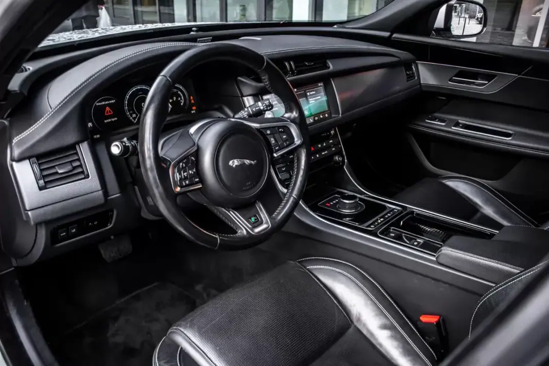 Jaguar XF Sportbrake 2019 - 23990 EUR, 147458 km - AUTO.MOTO.pt - 147458km - foto 25 de 45