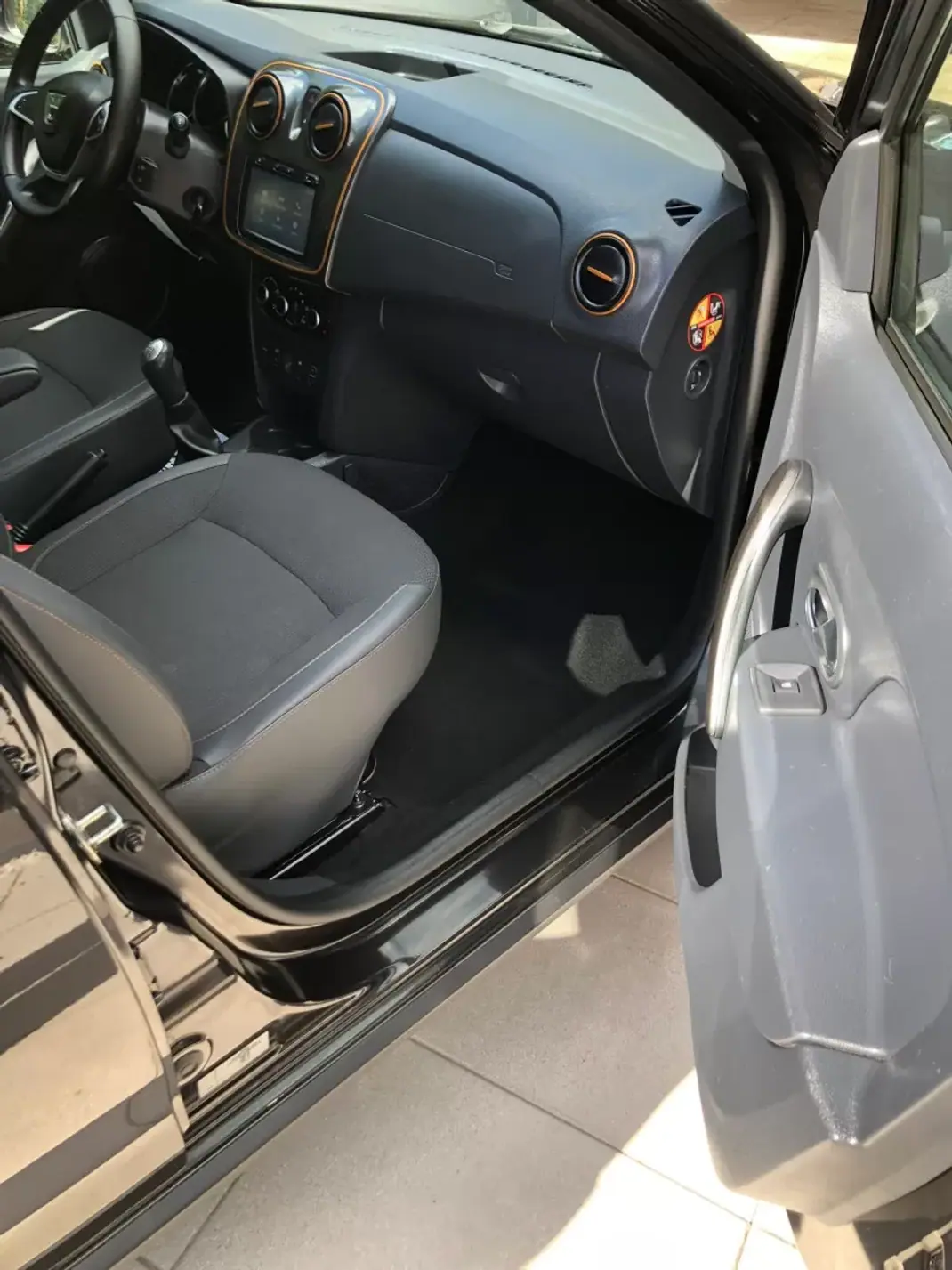 Dacia Sandero 2018 - 9900 EUR, 121000 km - AUTO.MOTO.pt - 121000km - foto 26 de 30
