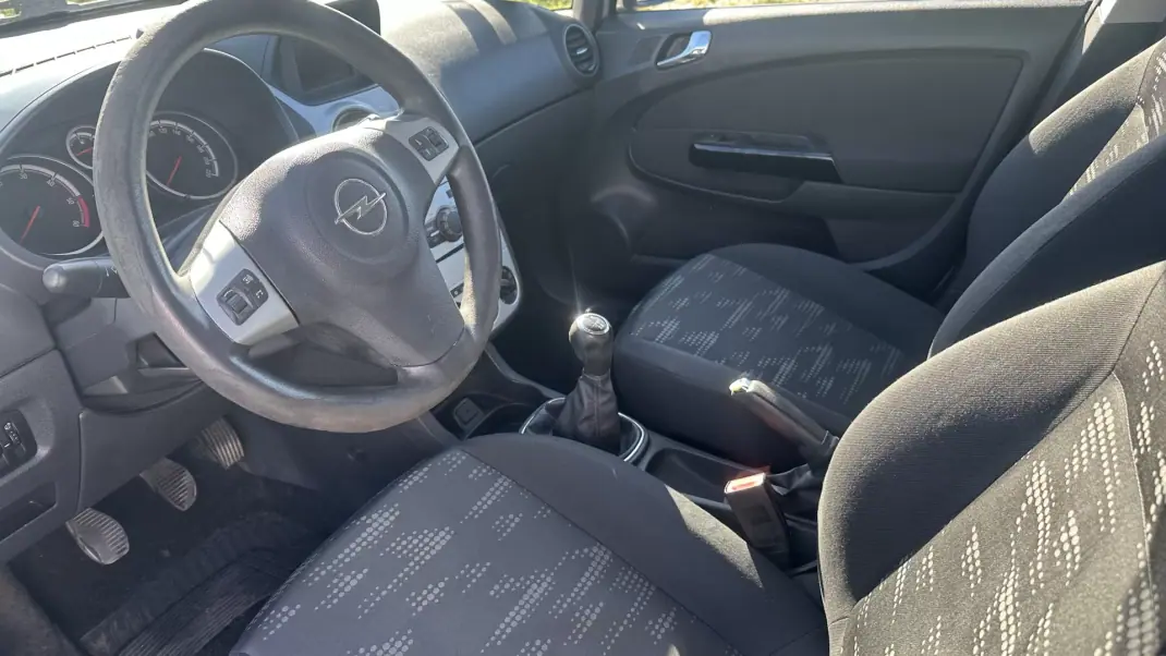 Opel Corsa 2013 - 4650 EUR, 212000 km - AUTO.MOTO.pt - 212000km - foto 12 de 13