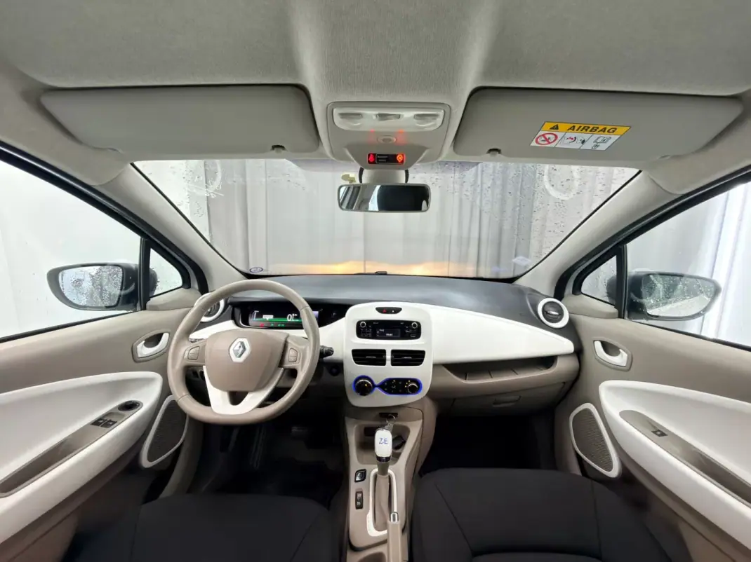 Renault Zoe 2017 - 10500 EUR, 57000 km - AUTO.MOTO.pt - 57000km - foto 9 de 17