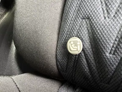 Mazda 2 2015 - 11500 EUR, 75000 km - AUTO.MOTO.pt - 75000km - foto 13 de 33