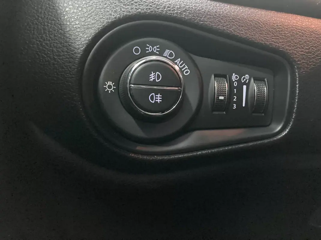 Jeep Renegade 2019 - 12900 EUR, 102216 km - AUTO.MOTO.pt - 102216km - foto 14 de 42