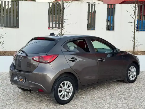 Mazda 2 2015 - 11950 EUR, 60000 km - 60000km - foto 7 de 27