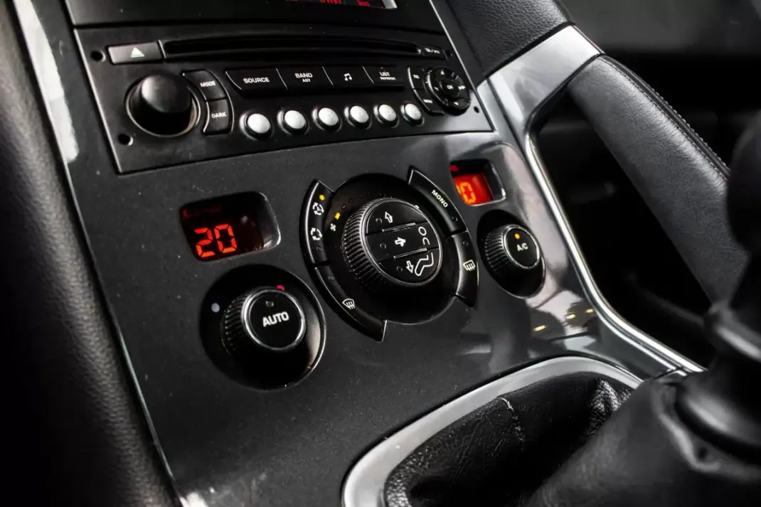 Peugeot 3008 2010 - 7490 EUR, 200623 km - AUTO.MOTO.pt - 200623km - foto 19 de 36