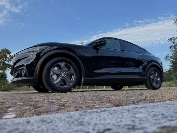 Ford Mustang Mach-E 2021 - 26500 EUR, 125000 km - AUTO.MOTO.pt - 125000km - foto 3 de 23