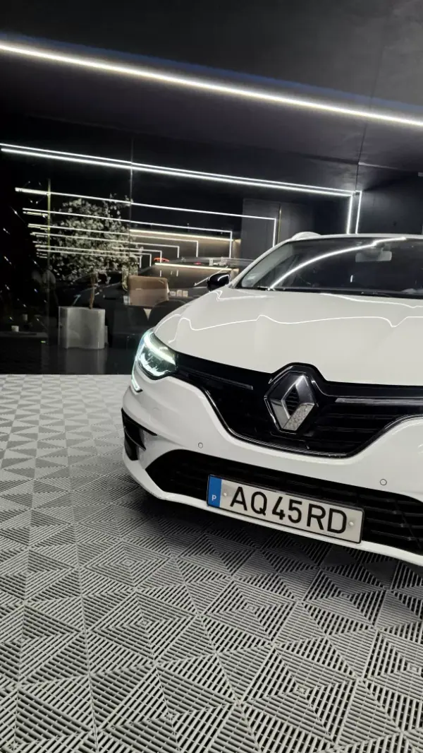 Renault Mégane Sport Tourer 2022 - 15750 EUR, 128121 km - AUTO.MOTO.pt - 128121km - foto 5 de 18