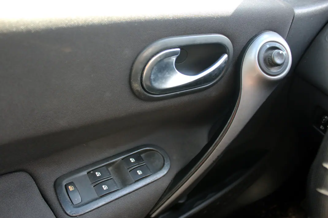 Renault Mégane 2006 - 1000 EUR, 324800 km - AUTO.MOTO.pt - 324800km - foto 12 de 16