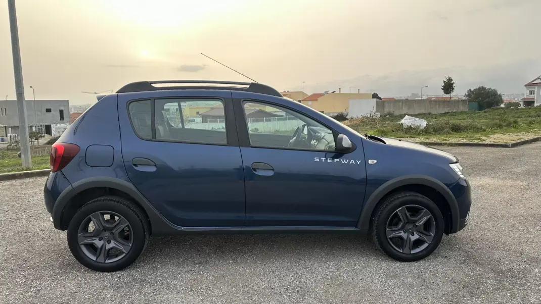 Dacia Sandero 2017 - 9750 EUR, 76000 km - AUTO.MOTO.pt - 76000km - foto 7 de 12