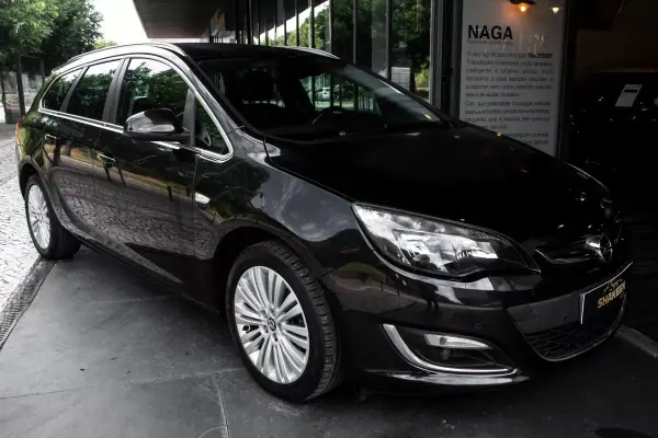 Opel Astra Sports Tourer 2013 - 6490 EUR, 240124 km - AUTO.MOTO.pt - 240124km - foto 11 de 30