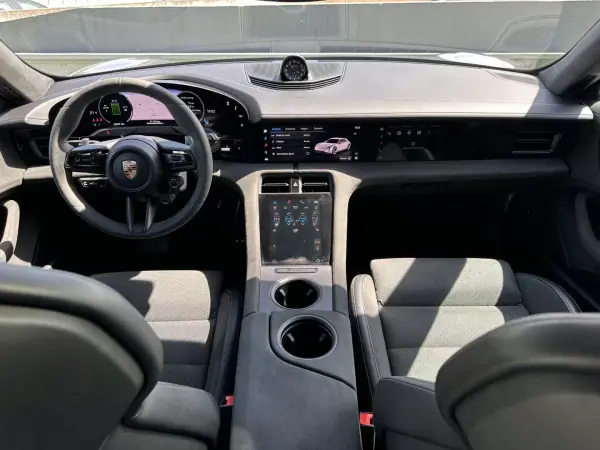 Porsche Taycan Sport Turismo 2025 - 130000 EUR, 19000 km - AUTO.MOTO.pt - 19000km - foto 32 de 78