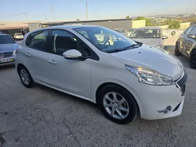Peugeot 208 2014 - 7250 EUR, 157000 km - 157000km - foto 20 de 23