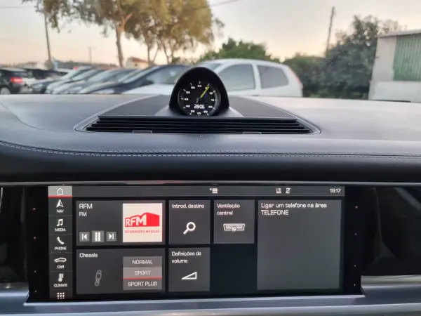 Porsche Panamera Sport Turismo 2018 - 84990 EUR, 147000 km - AUTO.MOTO.pt - 147000km - foto 16 de 50