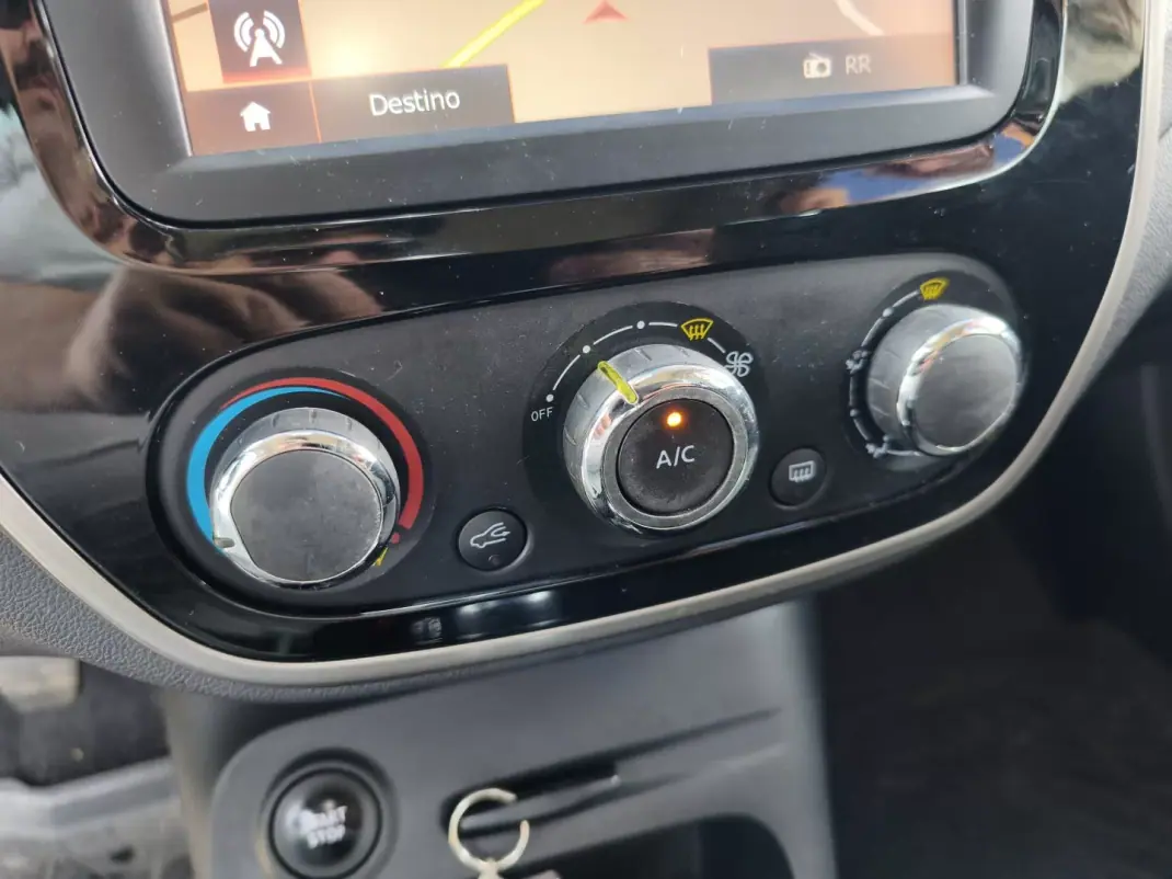 Renault Captur 2017 - 12990 EUR, 137723 km - AUTO.MOTO.pt - 137723km - foto 18 de 22