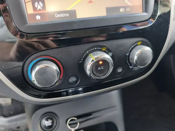 Renault Captur 2017 - 12990 EUR, 137723 km - AUTO.MOTO.pt - 137723km - foto 18 de 22