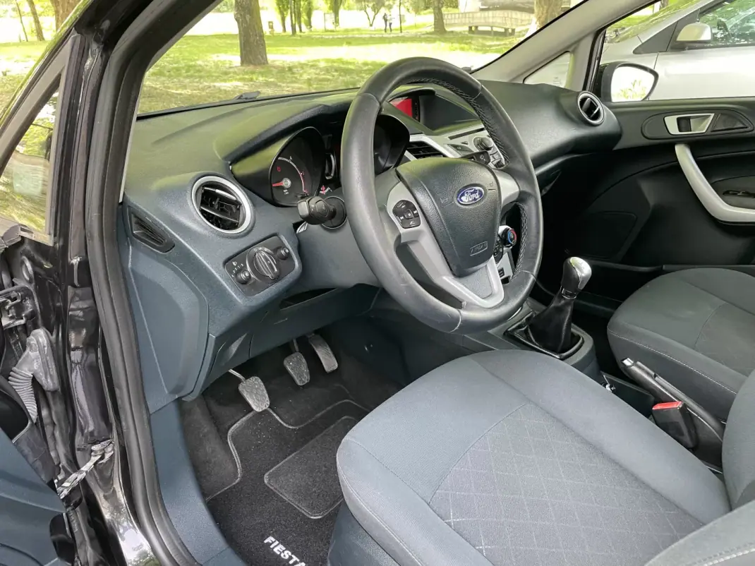 Ford Fiesta 2012 - 5500 EUR, 272349 km - AUTO.MOTO.pt - 272349km - foto 23 de 32