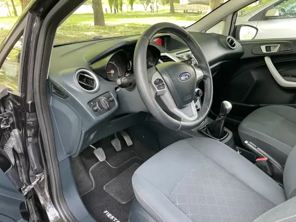 Ford Fiesta 2012 - 5500 EUR, 272349 km - AUTO.MOTO.pt - 272349km - foto 23 de 32