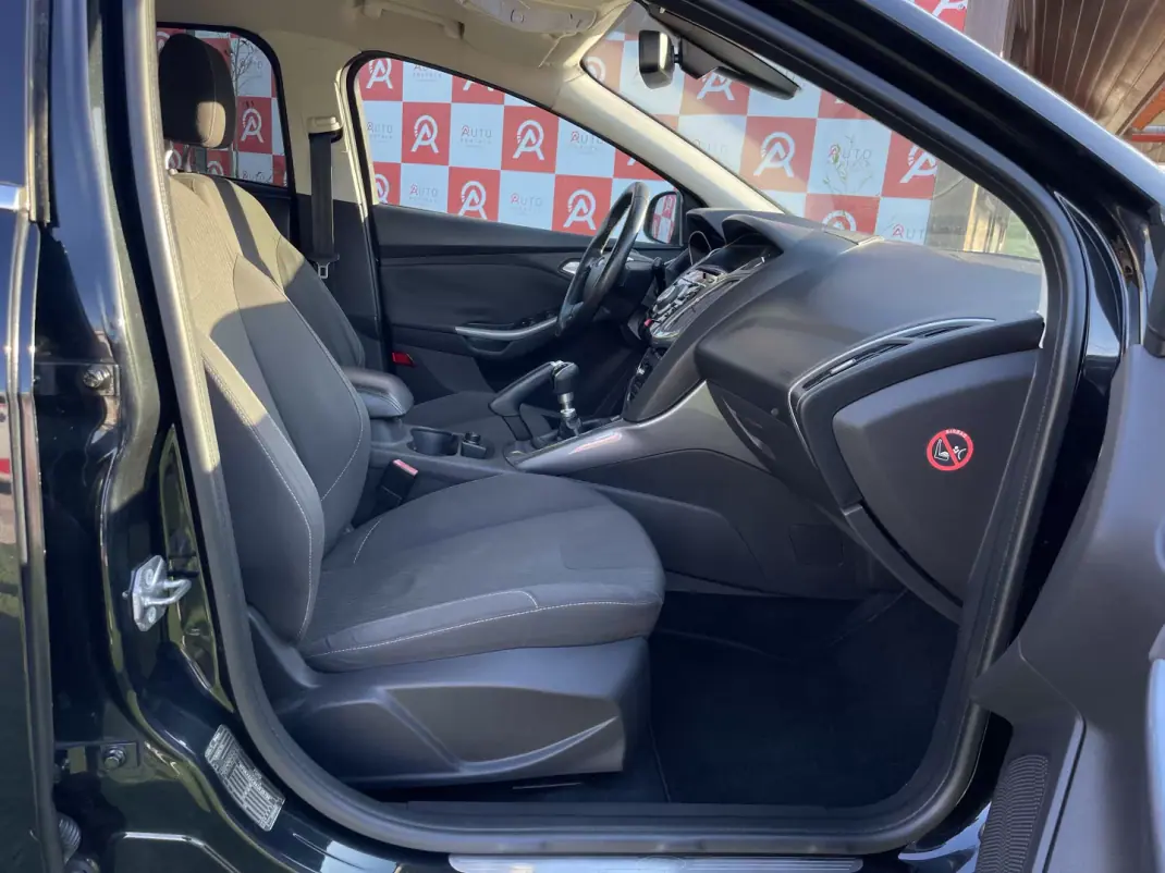 Ford Focus 2013 - 9990 EUR, 186235 km - AUTO.MOTO.pt - 186235km - foto 12 de 23