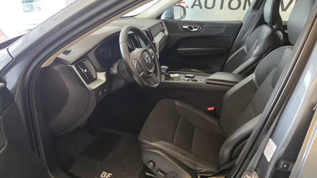 Volvo XC 60 2018 - 23500 EUR, 242396 km - AUTO.MOTO.pt - 242396km - foto 6 de 55