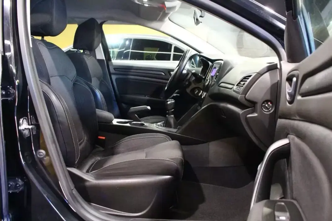Renault Mégane Sport Tourer 2017 - 9900 EUR, 190000 km - AUTO.MOTO.pt - 190000km - foto 14 de 25