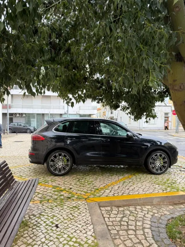 Porsche Cayenne 2011 - 39500 EUR, 162000 km - AUTO.MOTO.pt - 162000km - foto 4 de 18
