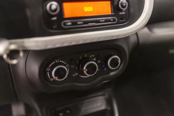 Renault Twingo 2019 - 9490 EUR, 90548 km - AUTO.MOTO.pt - 90548km - foto 11 de 22
