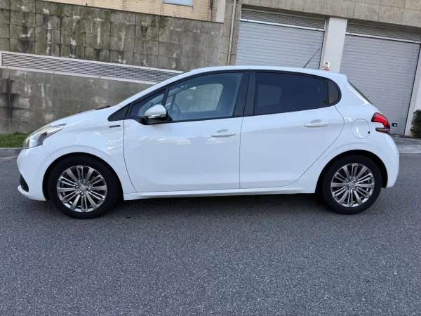 Peugeot 208 2018 - 9450 EUR, 128000 km - AUTO.MOTO.pt - 128000km - foto 6 de 14