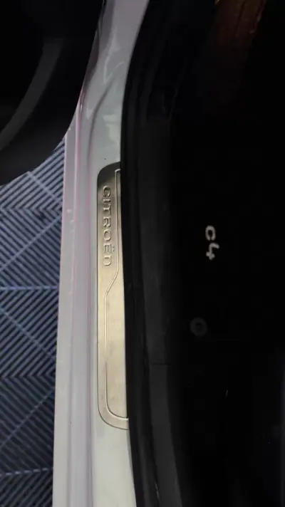 Citroën C4 2015 - 7900 EUR, 110000 km - AUTO.MOTO.pt - 110000km - foto 9 de 11