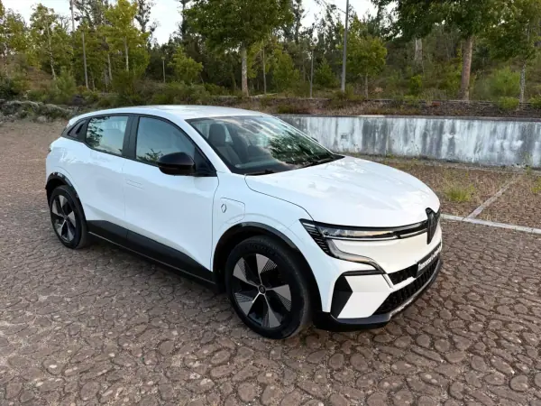 Renault Mégane E-Tech 2022 - 22500 EUR, 14000 km - AUTO.MOTO.pt - 14000km - foto 22 de 24