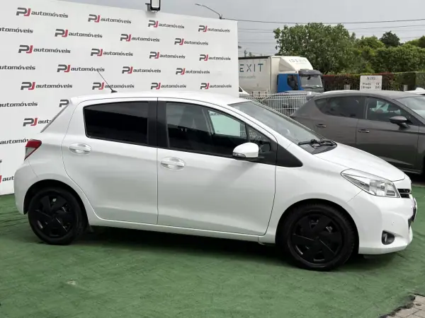 Toyota Yaris 2014 - 9990 EUR, 149000 km - AUTO.MOTO.pt - 149000km - foto 5 de 19