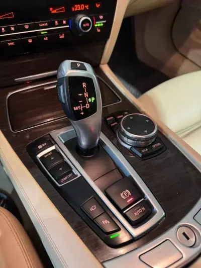 BMW 740 2014 - 21900 EUR, 306500 km - AUTO.MOTO.pt - 306500km - foto 32 de 55