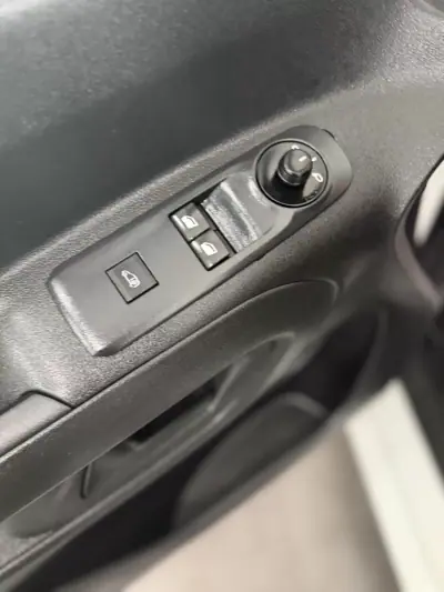 Peugeot Partner 2022 - 16000 EUR, 114000 km - AUTO.MOTO.pt - 114000km - foto 11 de 13