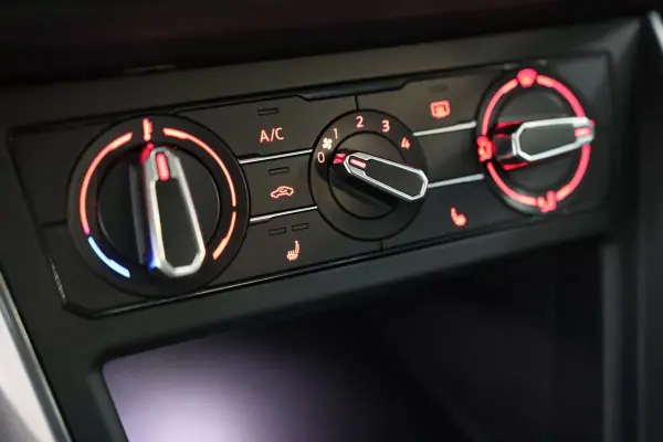Volkswagen Polo 2018 - 15900 EUR, 130000 km - AUTO.MOTO.pt - 130000km - foto 9 de 20