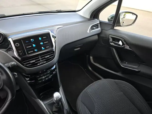 Peugeot 208 2019 - 9750 EUR, 75000 km - AUTO.MOTO.pt - 75000km - foto 24 de 37