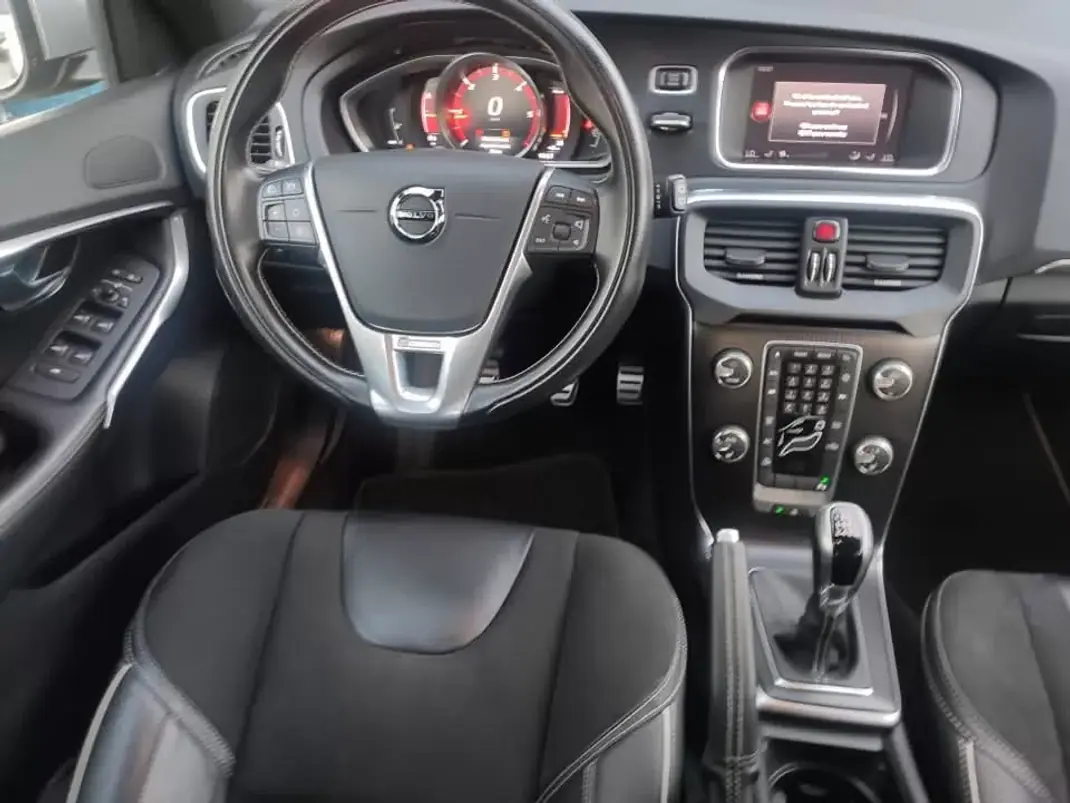Volvo V40 2018 - 17500 EUR, 185000 km - AUTO.MOTO.pt - 185000km - foto 23 de 28