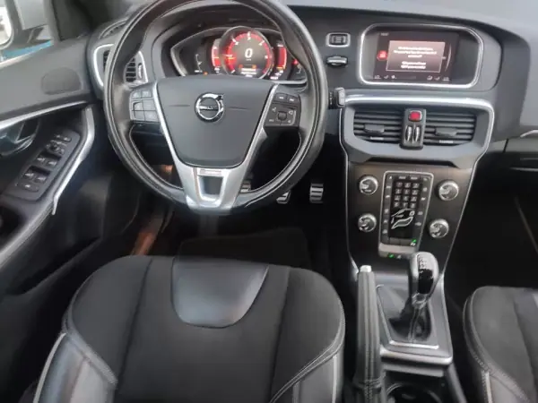Volvo V40 2018 - 17500 EUR, 185000 km - AUTO.MOTO.pt - 185000km - foto 23 de 28