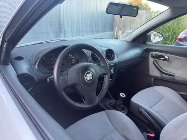 SEAT Ibiza 2003 - 3750 EUR, 219900 km - AUTO.MOTO.pt - 219900km - foto 4 de 13