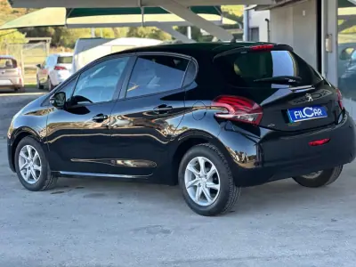 Peugeot 208 2015 - 9500 EUR, 189000 km - AUTO.MOTO.pt - 189000km - foto 6 de 16