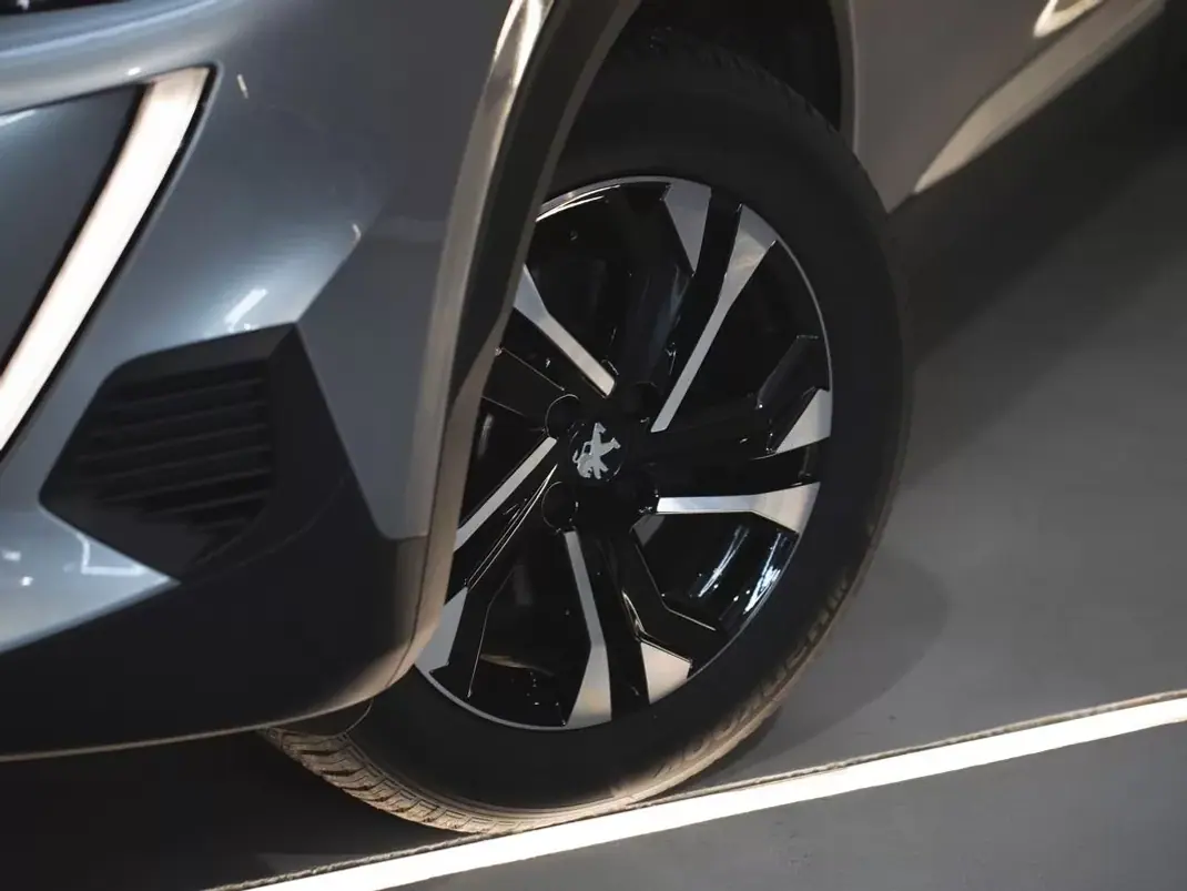 Peugeot e-2008 2023 - 20750 EUR, 50011 km - AUTO.MOTO.pt - 50011km - foto 8 de 21