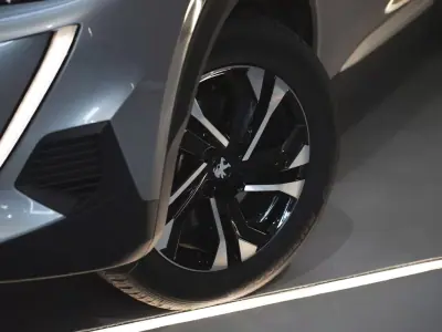 Peugeot e-2008 2023 - 20750 EUR, 50011 km - AUTO.MOTO.pt - 50011km - foto 8 de 21