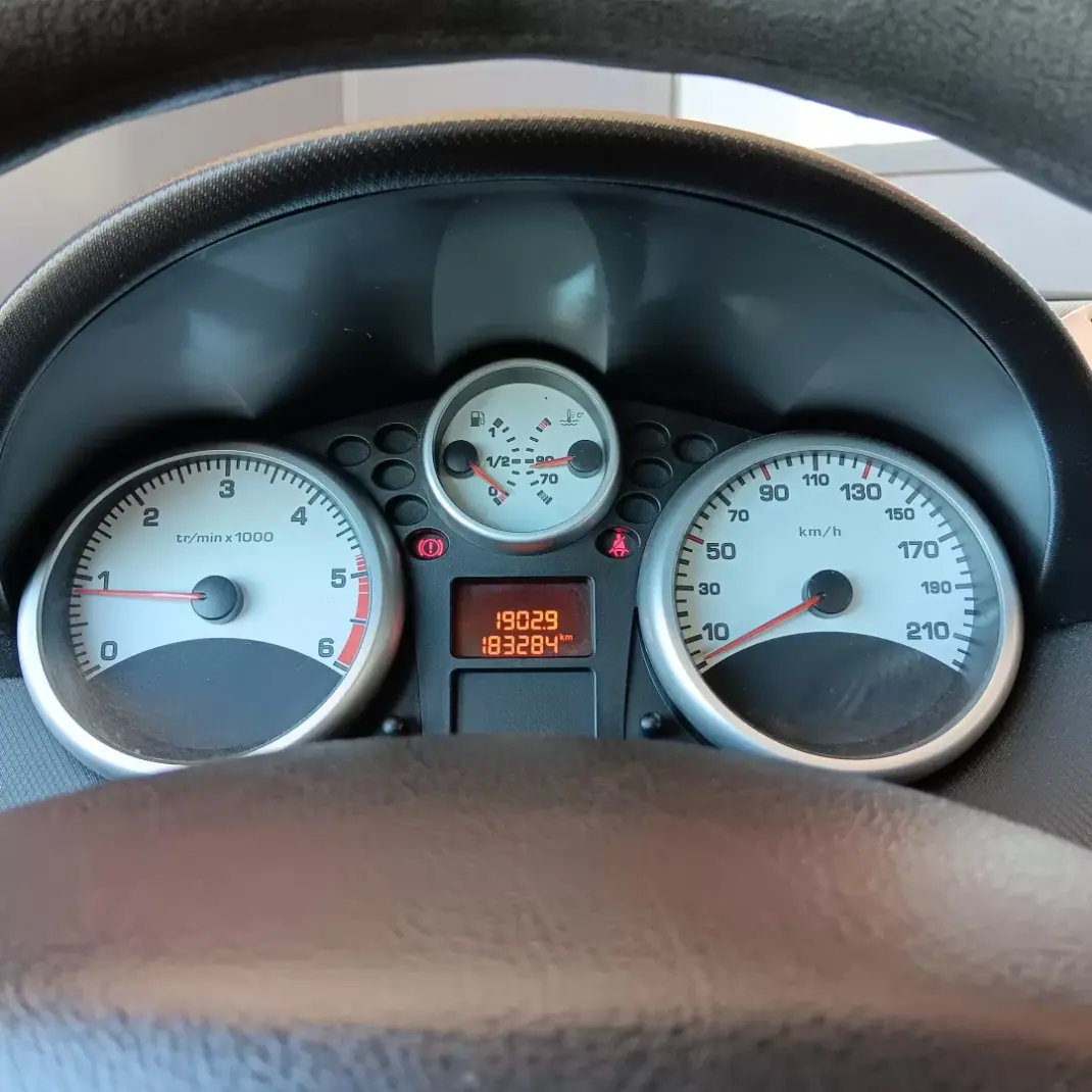 Peugeot 207 2007 - 5500 EUR, 181334 km - AUTO.MOTO.pt - 181334km - foto 11 de 15