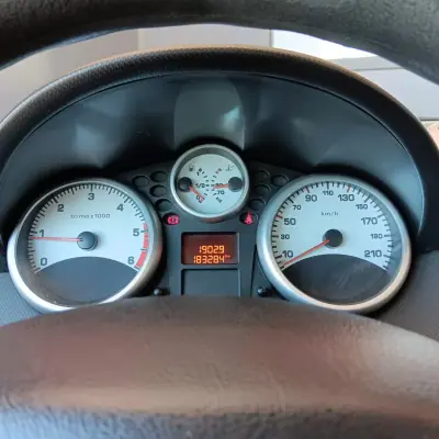 Peugeot 207 2007 - 5500 EUR, 181334 km - AUTO.MOTO.pt - 181334km - foto 11 de 15