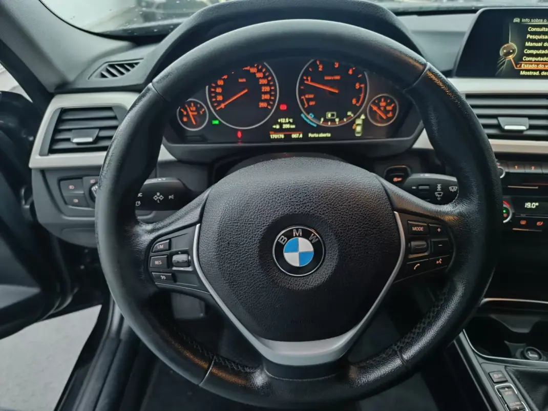 BMW 318 2016 - 16900 EUR, 170176 km - AUTO.MOTO.pt - 170176km - foto 25 de 30