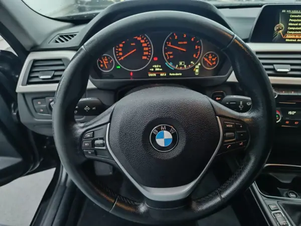 BMW 318 2016 - 16900 EUR, 170176 km - AUTO.MOTO.pt - 170176km - foto 25 de 30