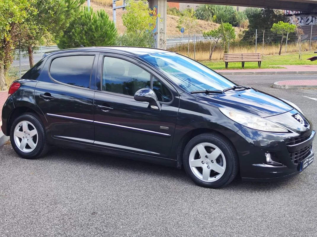 Peugeot 207 2011 - 5480 EUR, 219000 km - AUTO.MOTO.pt - 219000km - foto 5 de 38